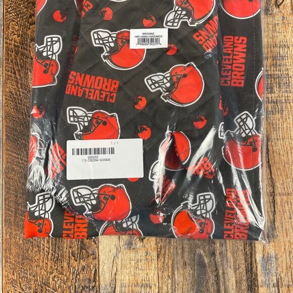 Northwest NFL 3 Piece Team Color and Logo Chef Set: Apron, Oven Mitt & Chef Hat - Picture 3 of 8